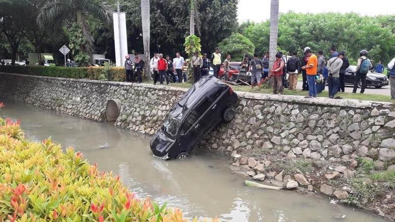 Sopir Ngantuk, Mobil Nyemplung ke Kali Harapan Indah Bekasi Sopir Ngantuk, Mobil Nyemplung ke Kali Harapan Indah Bekasi