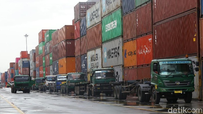 Sebagai negara kepulauan, Indonesia memiliki potensi menjadi poros maritim dunia. Yuk, lihat aktivitas bongkar muat di Pelabuhan Tanjung Priok.