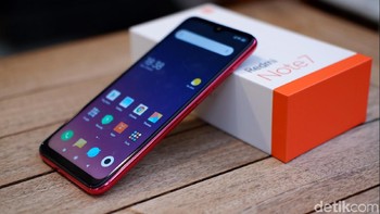Baterai 4.000 mAh tersemat dalam ponsel ini dan dilengkapi dengan teknologi pengisian cepat Quick Charger 4. Foto: Adi Fida Rahman/detikINET