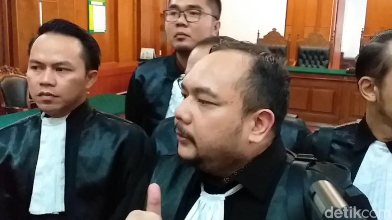 Ucap Syukur Kuasa Hukum Ahmad Dhani di Sidang Kasus Idiot Ucap Syukur Kuasa Hukum Ahmad Dhani di Sidang Kasus Idiot