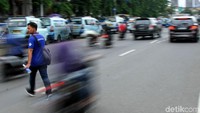 Meski jalanan besar dan banyak kendaraan nampak tak ada fasilitas berupa JPO maupun Pelican Crossing di kawasan ini.