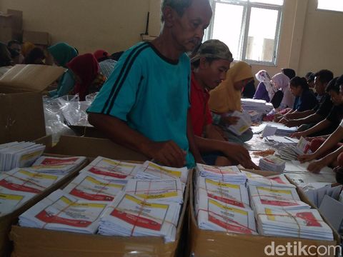 Upak Tak Sesuai, Sejumlah Pelipat Surat Suara di Cirebon Mundur