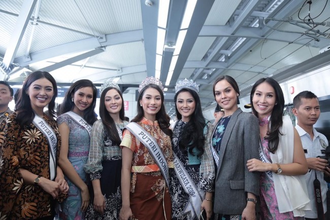 Kehadiran Puteri Indonesia pun diharapkan dapat menjadi contoh bagi masyarakat untuk menggunakan transportasi umum demi mengurangi kemacetan di Ibu Kota. “Dengan adanya transportasi MRT maka akan mempermudah mobilitas masyakat dengan aman, nyaman dan cepat.  Hal ini akan mendorong tingkat kunjungan pariwisata khususnysa yang berada di Kota Jakarta dan sekitarnya, ungkap Puteri Indonesia Pariwisata 2019 Jessica Fitriana Martasari. Foto: Dok. Yayasan Puteri Indonesia