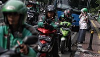 Untuk itu, pihak aplikasi penyedia ojek online diwajibkan memberikan shelter atau tempat pemberhentian khusus untuk pengemudi ojol menaikkan maupun menurunkan penumpang.