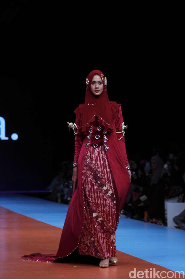 Penampilan lainnya yang membuat penonton terpesona adalah Paula Verhoeven yang terlihat istimewa memakai kebaya syari. Ia masuk panggung menaiki delman bak putri keraton.  Foto: Muhammad Abduh/Detikcom
