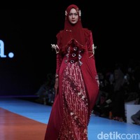 Penampilan lainnya yang membuat penonton terpesona adalah Paula Verhoeven yang terlihat istimewa memakai kebaya syari. Ia masuk panggung menaiki delman bak putri keraton.  Foto: Muhammad Abduh/Detikcom