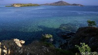 Air laut yang berwarna biru nan jernih seakan menggoda para pelancong untuk menyelaminya.