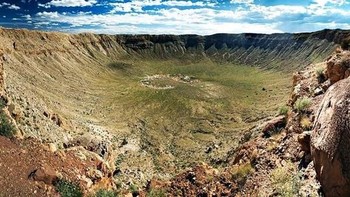 1. Kawah Vredefort: Terletak di Free State, Afrika Selatan, hantaman astreoid yang menyebabkan kawah ini terjadi sangat masif pada 2 miliar tahun silam. Dengan radius 190 kilometer, kawah ini adalah struktur terbesar di dunia hasil hantaman astreoid dan masuk UNESCO World Heritage Site di 2015. Foto: istimewa