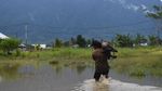 Potret Warga Evakuasi Hewan Ternak Usai Banjir Bandang di Sentani