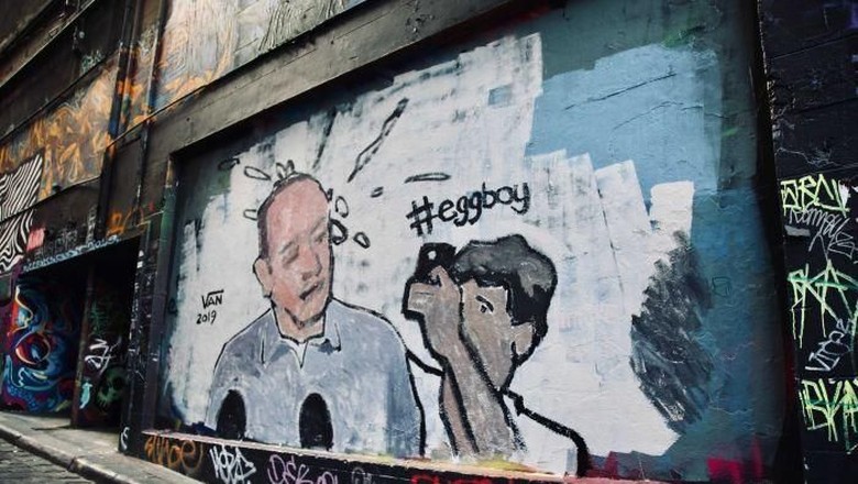 Aksi Egg Boy yang Lempar Telur ke Senator Jadi Mural di Melbourne Foto: ABC/ Istimewa Aksi Egg Boy yang Lempar Telur ke Senator Jadi Mural di Melbourne Foto: ABC/ Istimewa