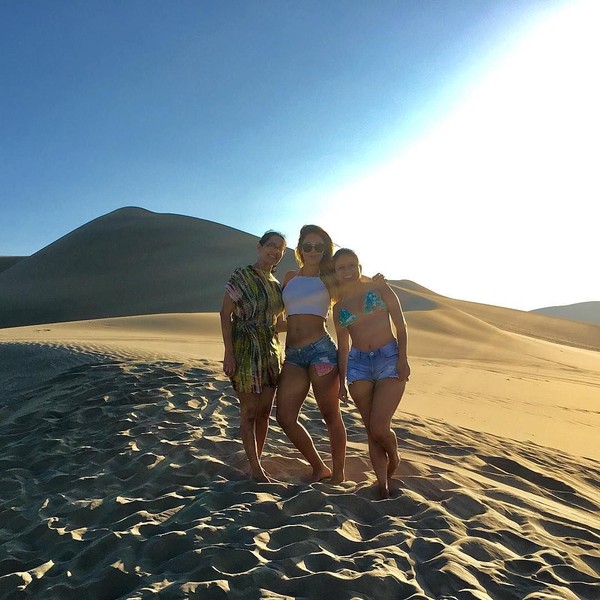 Tak sendirian, Alexandra juga kerap liburan bareng keluarganya. Begini kira-kira potret keseruan mereka saat sedang main ke gurun. (Instagram/@alexandramendezof)