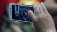 Tak sedikit juga warga yang berfoto selama menjajal MRT tersebut.