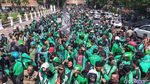 Demo Ojol di Surabaya Diwarnai Pembakaran Keranda