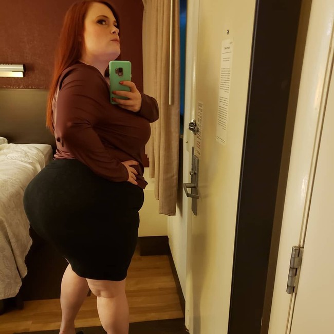 Kepada Daily Star, Asstyn mengaku merasa terperangkap di belakang meja saat hanya menjadi staf kantor yang melayani keluhan pelanggan. Kerja selama delapan jam, penghasilannya hanya USD 40 ribu atau sekitar Rp 569 juta per tahun. Foto: Dok. Instagram/@asstyndangermartyn