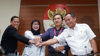 Wakil Ketua KPK, Saut Situmorang bersama Dirjen Pemasyarakat (PAS) Kemenkumham Sri Puguh Budi Utami memberi keterangan pers usai pertemuan.