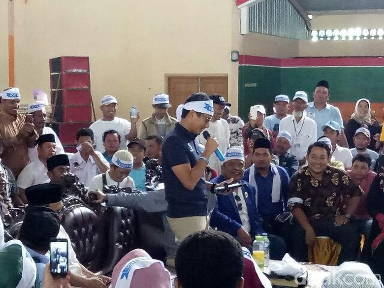 Jawaban Sandiaga Soal Kerap Lihat Gadget Saat Debat