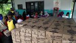 Potret Antrean Ibu-ibu Belanja Sembako Murah di RPTRA Permata