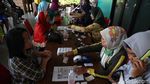 Potret Antrean Ibu-ibu Belanja Sembako Murah di RPTRA Permata