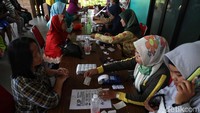 Sejumlah petugas siap sedia membantu warga untuk membeli beragam sembako murah yang disediakan tersebut.