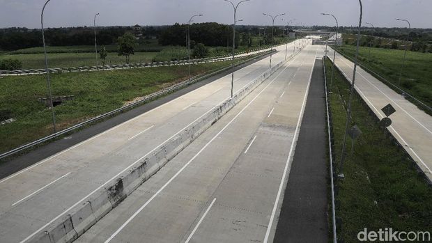 Begini Rasanya 'Ngegas' Mobil Sejauh 140 km di Tol Terpanjang RI