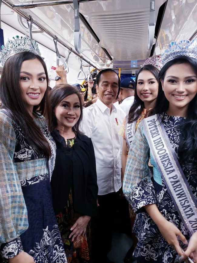 Rombongan Puteri Indonesia 2019 Berangkat dari Stasiun Bundaran HI menuju Stasiun Lebak Bulus. Di sela perjalanan, mereka pun sempat berfoto bersama Presiden Jokowi.  Foto: Dok. Yayasan Puteri Indonesia