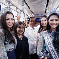 Rombongan Puteri Indonesia 2019 Berangkat dari Stasiun Bundaran HI menuju Stasiun Lebak Bulus. Di sela perjalanan, mereka pun sempat berfoto bersama Presiden Jokowi.  Foto: Dok. Yayasan Puteri Indonesia