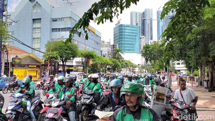 Ojek Online di Stasiun Sudirman