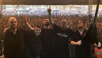 Namun karena ulahnya saat bersama Pantera yang membawa White Power, ia pun dilarang tampil di negara tersebut. Dok. Instagram/philiphanselmo