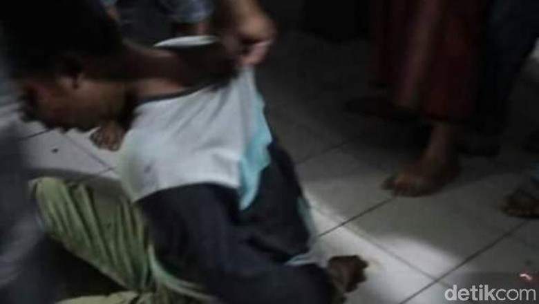 Pencuri Love Bird di Pasuruan Tewas Dihajar Massa Pencuri Love Bird di Pasuruan Tewas Dihajar Massa