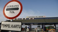 Gerbang tol pertama ini cukup dekat lokasinya dengan dermaga Bakauheni. Begitu keluar dari kapal penyeberangan, tinggal belok kiri, langsung masuk tol.
