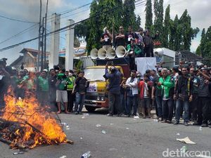 Marah Tak Ditemui Perwakilan Gojek, Massa Ojek Online Bakar Keranda