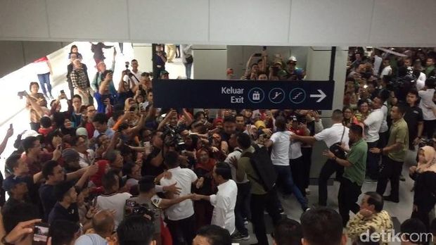 Tiba di Stasiun MRT Lebak Bulus, Jokowi Disambut Teriakan Warga