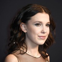 Kembali ke kabar pacaran Millie dan Romeo Beckham, seperti dikutip dari Daily Mail, keduanya pertama kali bertemu di acara gala dinner ke-70 yang diselenggarakan Unicef pada 2016. Kala itu Millie menyerahkan penghargaan kepada ayah Romeo, David Beckham. Foto: Getty Images