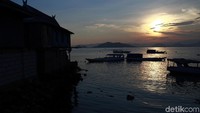 Panorama Pulau Messah di pagi hari. Di pulau ini, pengunjung dapat melihat deretan rumah panggung suku Bajo yang menghiasi tepi pantai.