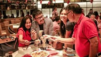 Selain sebagai chef, Jo juga dikenal sebagai fruit carver atau pemahat buah. Ini momen bahagianya rayakan Imlek dengan makan yeeshang bersama keluarga. Foto: Instagram jo_ardis/salmafinasunan
