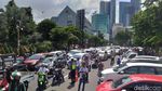 Demo Ojol di Surabaya Diwarnai Pembakaran Keranda