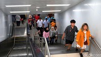 Warga pun antusias menjajal MRT Bundaran HI-Lebak Bulus tersebut. Terbukti sejak hari pertama moda transportasi itu beroperasi warga tak henti-henti datang untuk menikmati pengalaman menggunakan moda transportasi terpadu itu.
