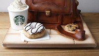 Ada tas, kopi, donat, hingga cookies. Tampilan set kue yang satu ini lebih cocok jadi pajangan. Foto: Boredpanda