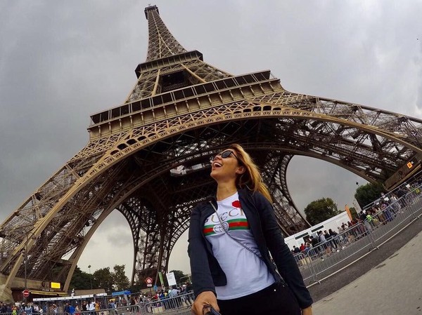 Alexandra juga pernah liburan ke Eropa. Di Prancis, dia mencoba selfie dengan latar belakang Menara Eiffel. (Instagram/@alexandramendezof)
