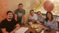 Bersama para host Insert, Jo juga akrab makan bersama di sebuah restoran bermenu Indonesia. Foto: Instagram jo_ardis/salmafinasunan