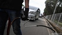 Uji emisi dilakukan oleh Dinas Lingkungan Hidup Jakarta.