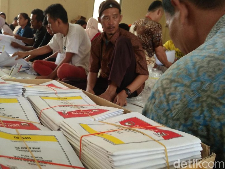 Upah Tak Sesuai, Sejumlah Pelipat Surat Suara di Cirebon Mundur Upah Tak Sesuai, Sejumlah Pelipat Surat Suara di Cirebon Mundur