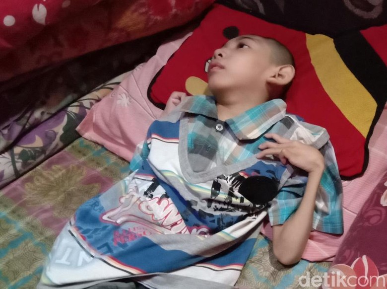 Kisah Rizky, Pengidap Pengecilan Otak yang Divonis Tak Bisa Sembuh Kisah Rizky, Pengidap Pengecilan Otak yang Divonis Tak Bisa Sembuh