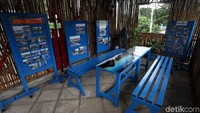 Bangunan di lantai dua itu menggunakan bambu sebagai dinding untuk menghasilkan kesan alami sekaligus untuk membuat tampilan bangunan itu semakin menarik. Bangunan itu pun diisi dua buah bangku dan meja berwarna biru.