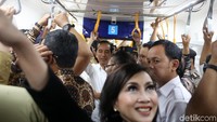 Warga pun berfoto dengan Jokowi.