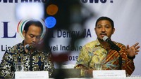 Peneliti LSI Denny JA, Ikrama Masloman didampingi M Khotib, merilis survei terkini bertajuk Siapa Dirugikan Golput: Jokowi atau Prabowo?, di kantor LSI, Jakarta, Selasa (19/3/2019).