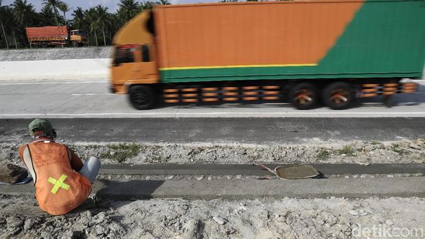 Pekerja masih sibuk menyelesaikan pembangunan rest area