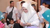 Siti juga mengundang banyak anak yatim dan juga memberikan santunan untuk mereka. Dok. Instagram/ctdk