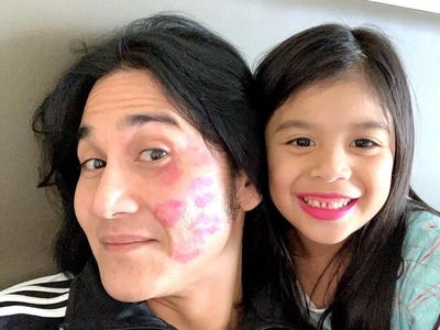 7 Potret Kompak dan Kocak Vino G. Bastian dengan Putri Tercinta