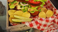 Dengan perpaduan warna yang menarik, kue manis berbentuk sandwich ini terlihat sangat mirip dengan sandwich asli. Foto: Boredpanda